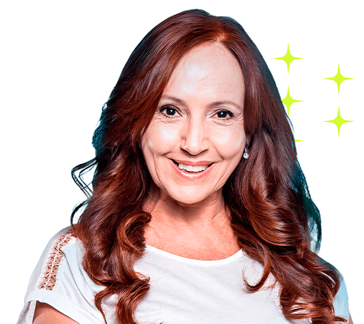 Mulher na menopausa sorrindo.