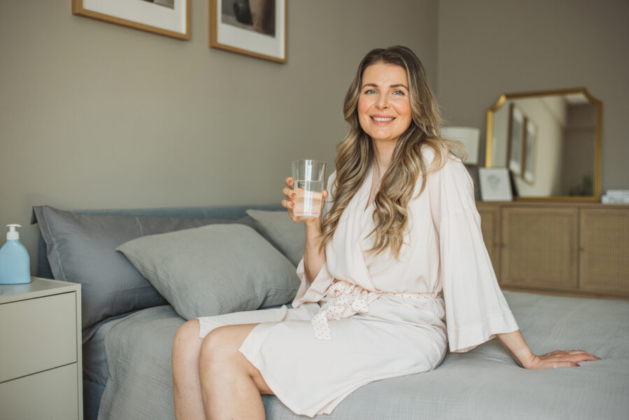 Mulher na menopausa com suplemento alimentar em casa 