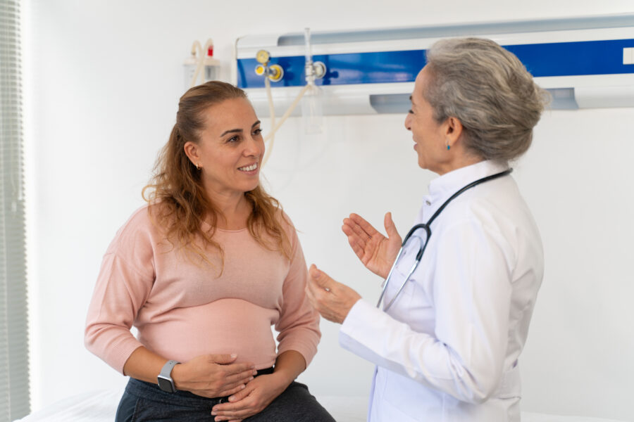Mulher na pré-menopausa em uma consulta médica, após descobrir gravidez tardia